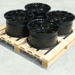 Set of SL01 18x9,5 ET30 + 18x10,5 ET38 5x120 Gloss Black